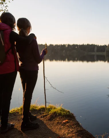 Mère et sa fille au Lac Issarlès en automne