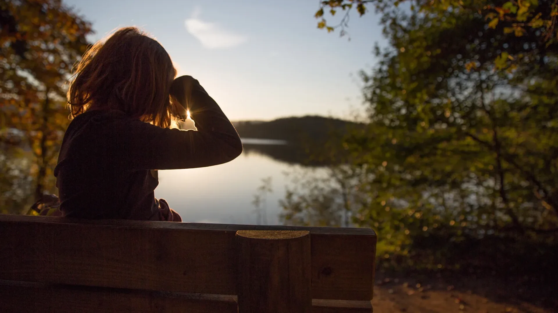 Femme au Lac Issarlès en automne