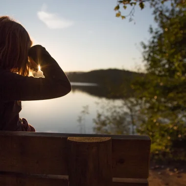 Femme au Lac Issarlès en automne