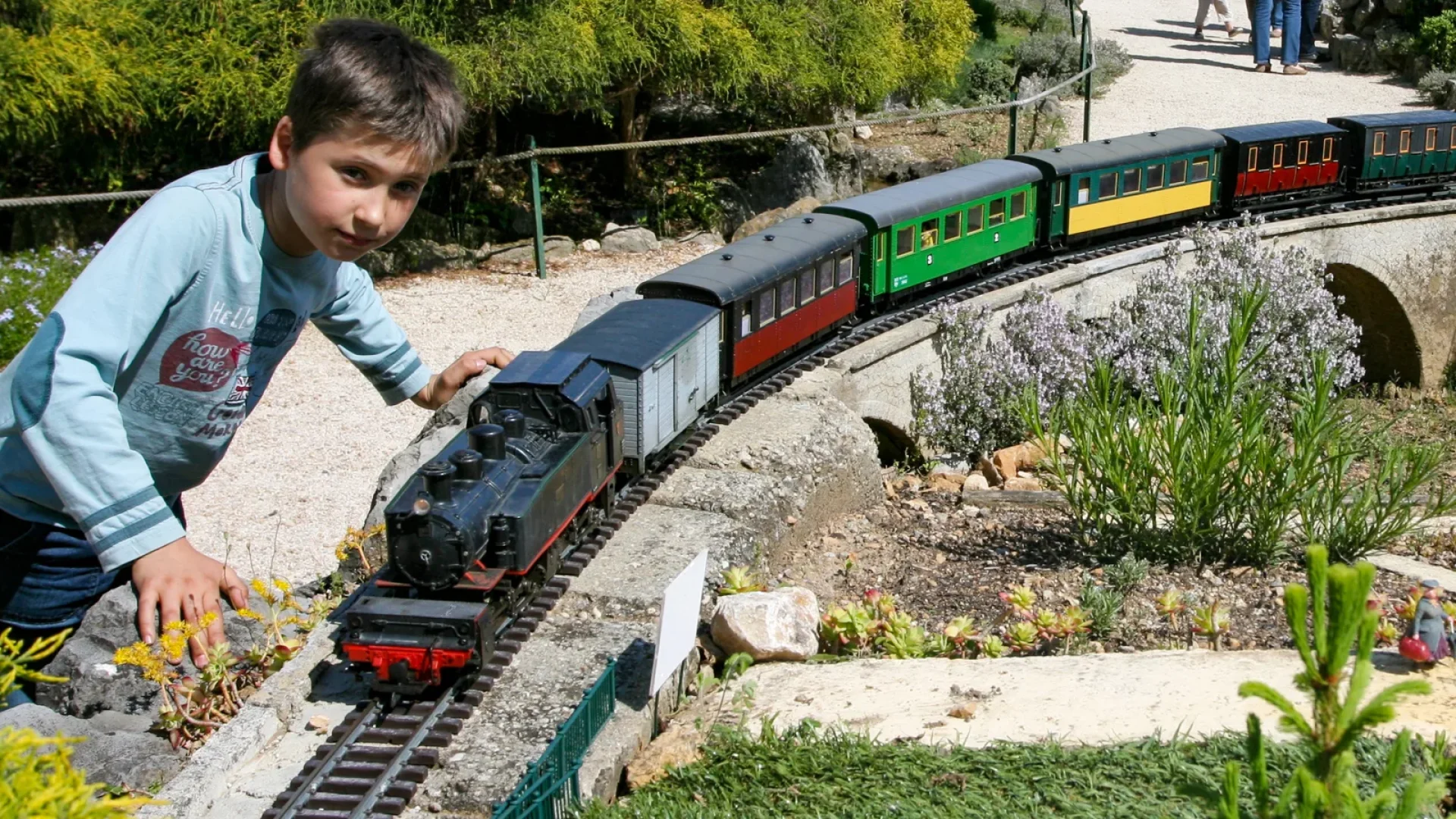 Enfant au Jardin des trains ardéchois