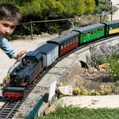 Enfant au Jardin des trains ardéchois