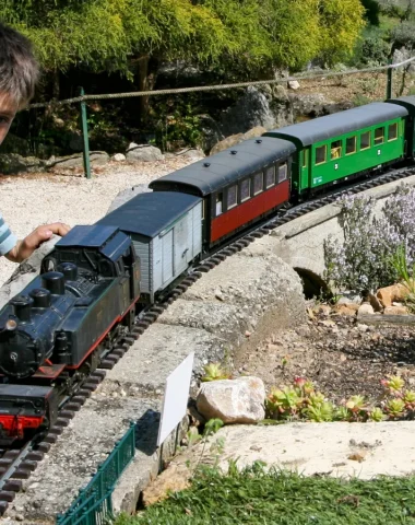 Enfant au Jardin des trains ardéchois