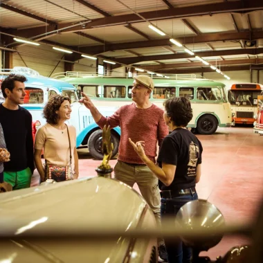 Groupe visitant le Musée du charronnage au car à Vanosc