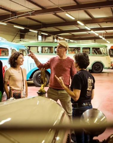 Groupe visitant le Musée du charronnage au car à Vanosc