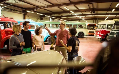 Groupe visitant le Musée du charronnage au car à Vanosc