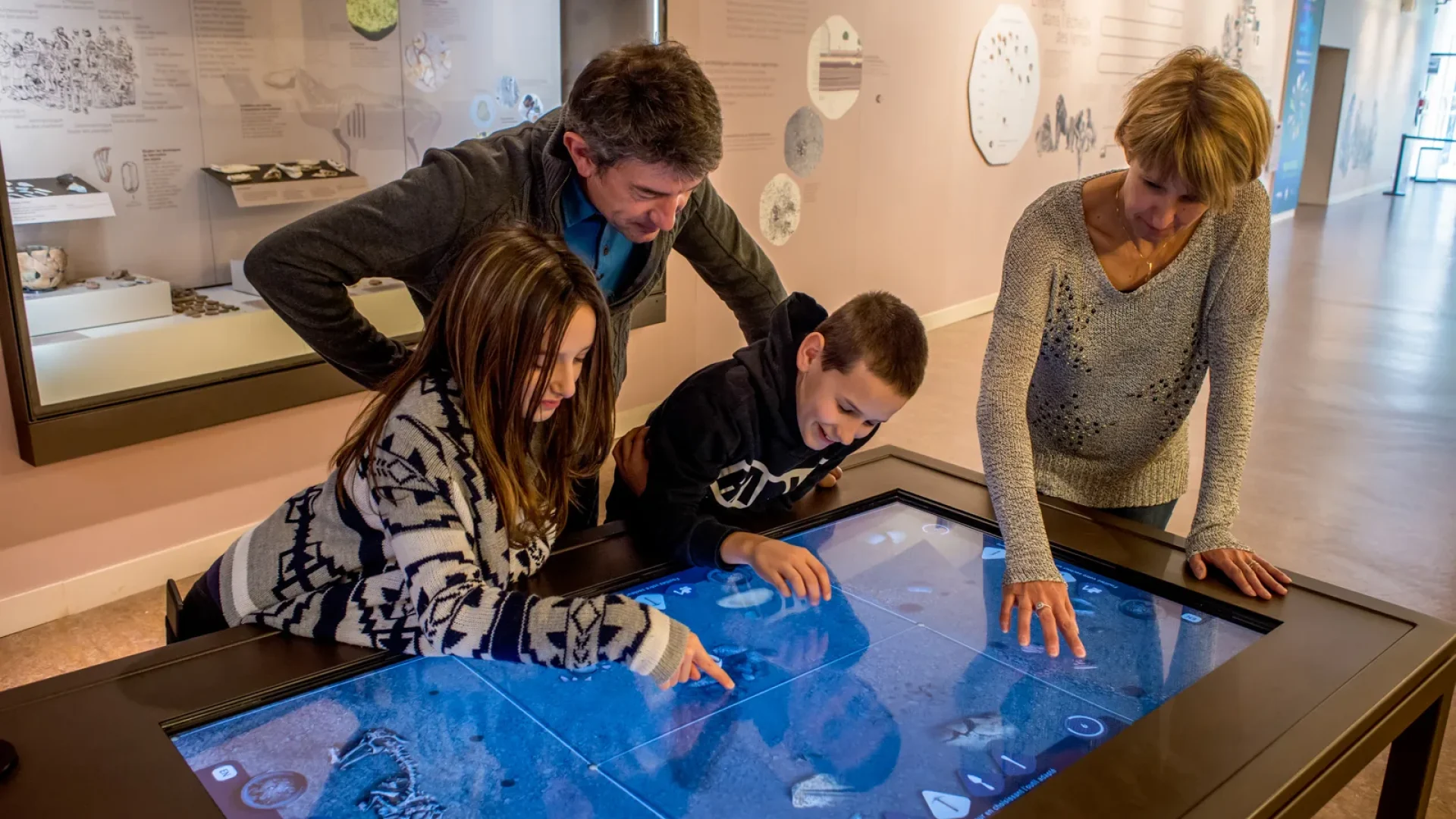 Famille à la Cité de la préhistoire du Grand Site de l'Aven d'Orgnac