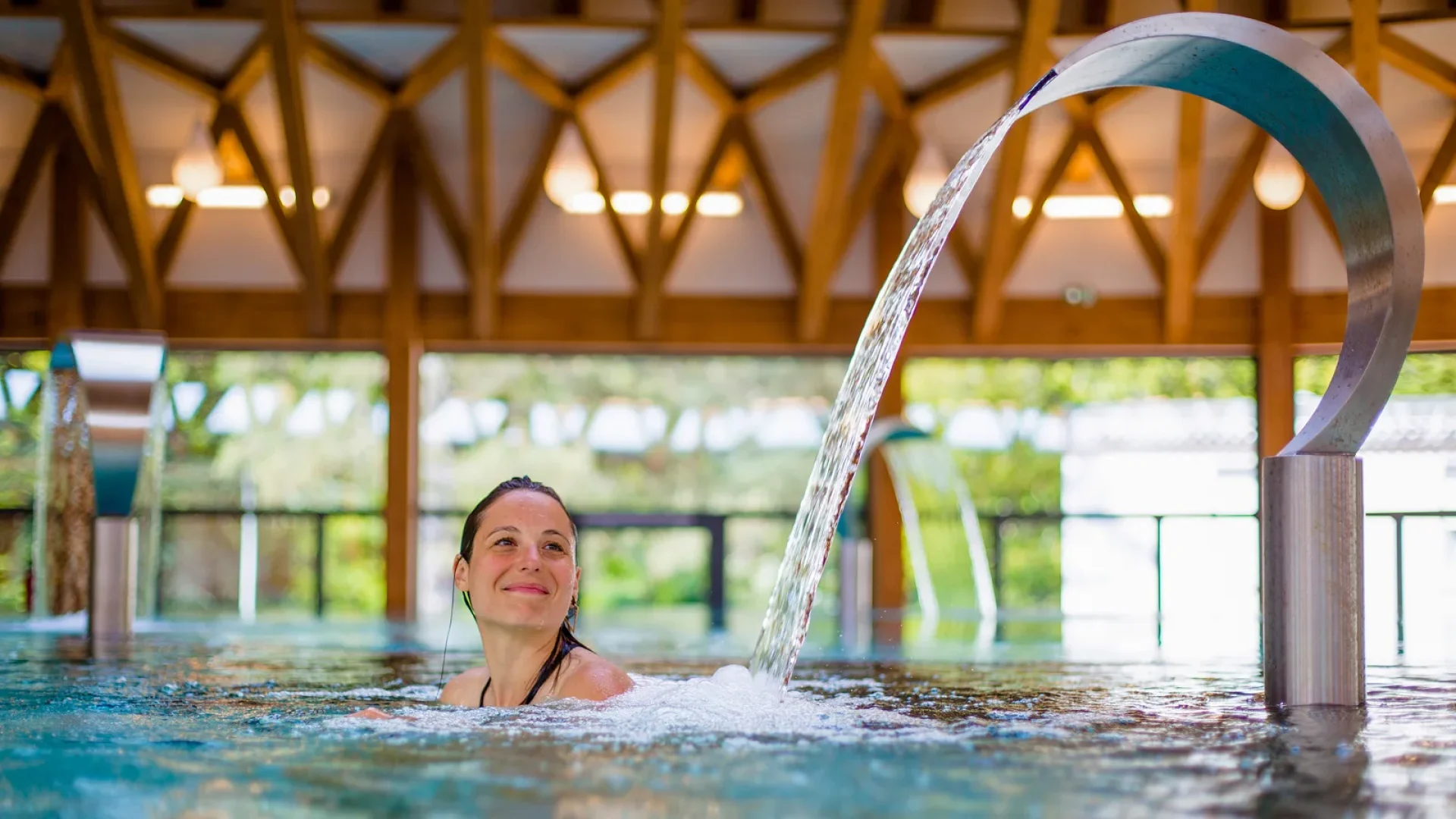Femme se détendant au Spa séquoïa Redwood des thermes de Vals