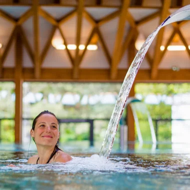 Femme se détendant au Spa séquoïa Redwood des thermes de Vals