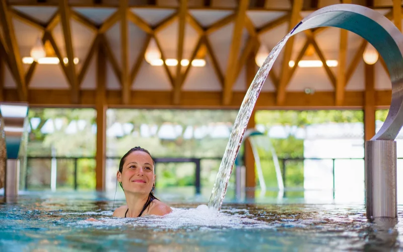 Femme se détendant au Spa séquoïa Redwood des thermes de Vals
