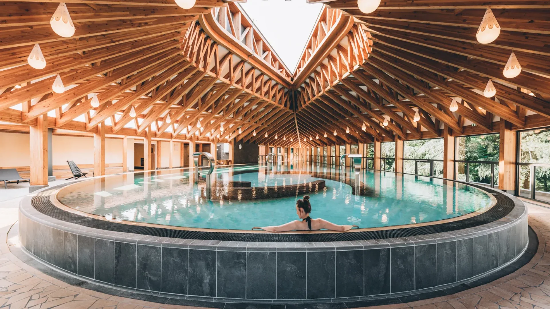 Femme se détendant au Spa séquoïa Redwood des thermes de Vals