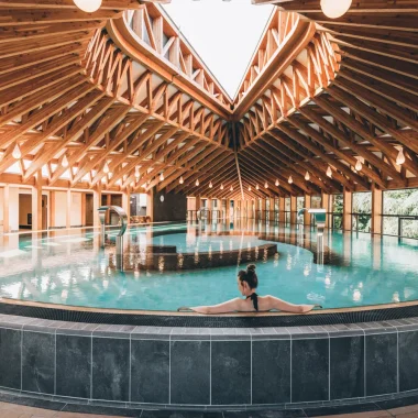 Femme se détendant au Spa séquoïa Redwood des thermes de Vals