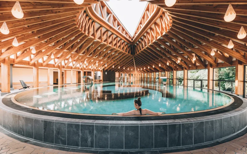 Femme se détendant au Spa séquoïa Redwood des thermes de Vals