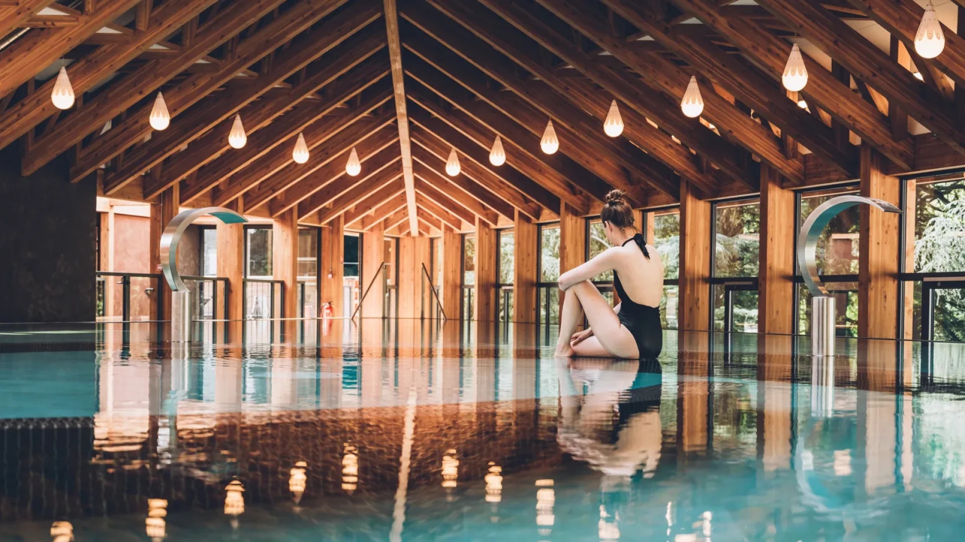 Femme se détendant au Spa séquoïa Redwood des thermes de Vals