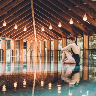 Femme se détendant au Spa séquoïa Redwood des thermes de Vals