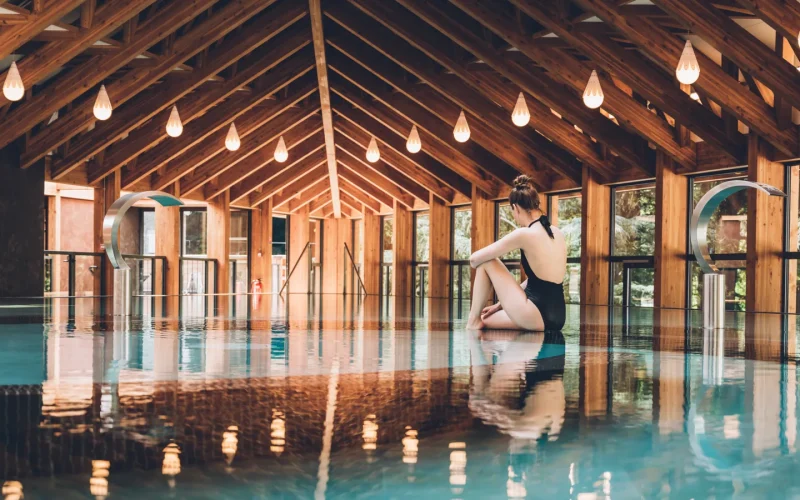 Femme se détendant au Spa séquoïa Redwood des thermes de Vals