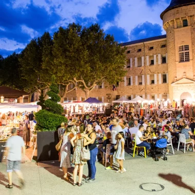 Marché nocturne à Aubenas