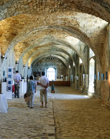 Exposition dans les anciennes écuries du village de caractère de Banne