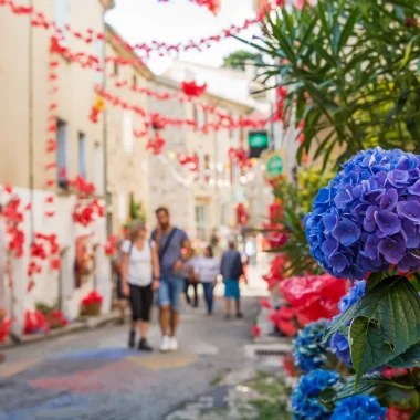 Personnes déambulant dans une ruelle décorée pour un festival