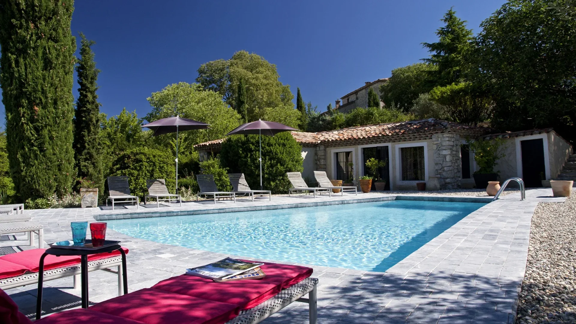Espace extérieur avec piscine du gîte "La Santoline" à Beaulieu