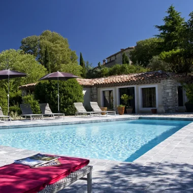 Espace extérieur avec piscine du gîte 