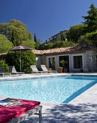 Espace extérieur avec piscine du gîte 