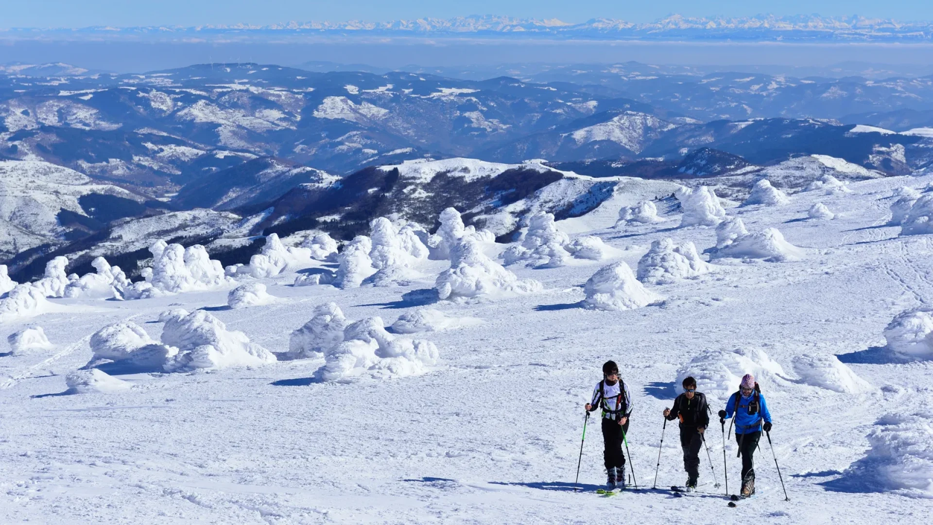 Groupe d'amis faisant du ski de fond sur un Mont-Mézenc couvert de neige
