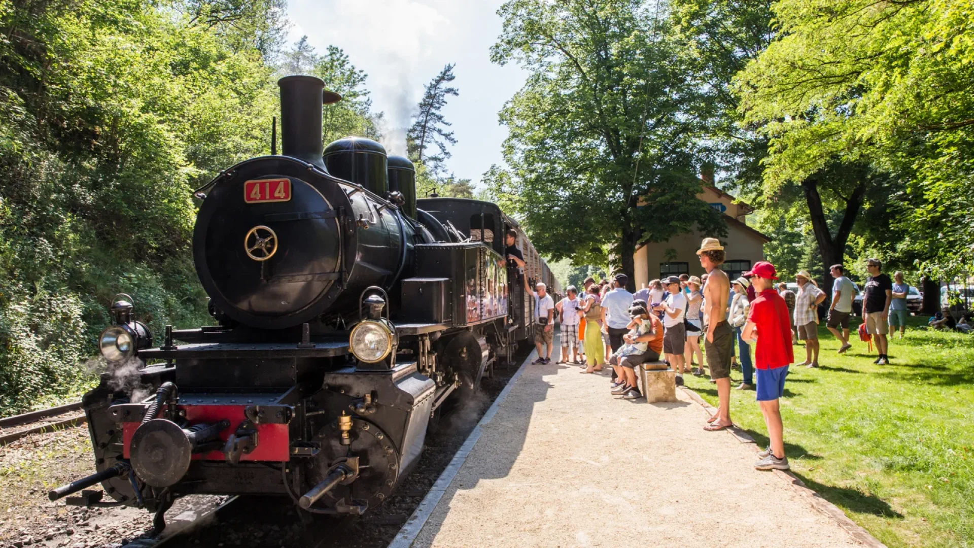 Passagers attendant d'embarquer dans le Train de l'Ardèche en été