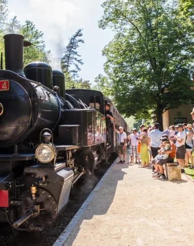 Passagers attendant d'embarquer dans le Train de l'Ardèche en été