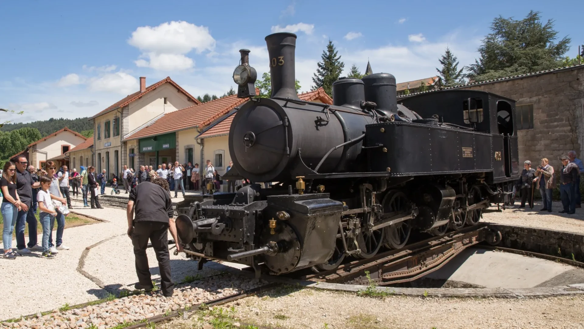 Famille assistant au retournement de la locomotive du Train de l'Ardèche en été