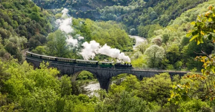 Tain de l'Ardèche passant sur un pont de la vallée du doux au printemps