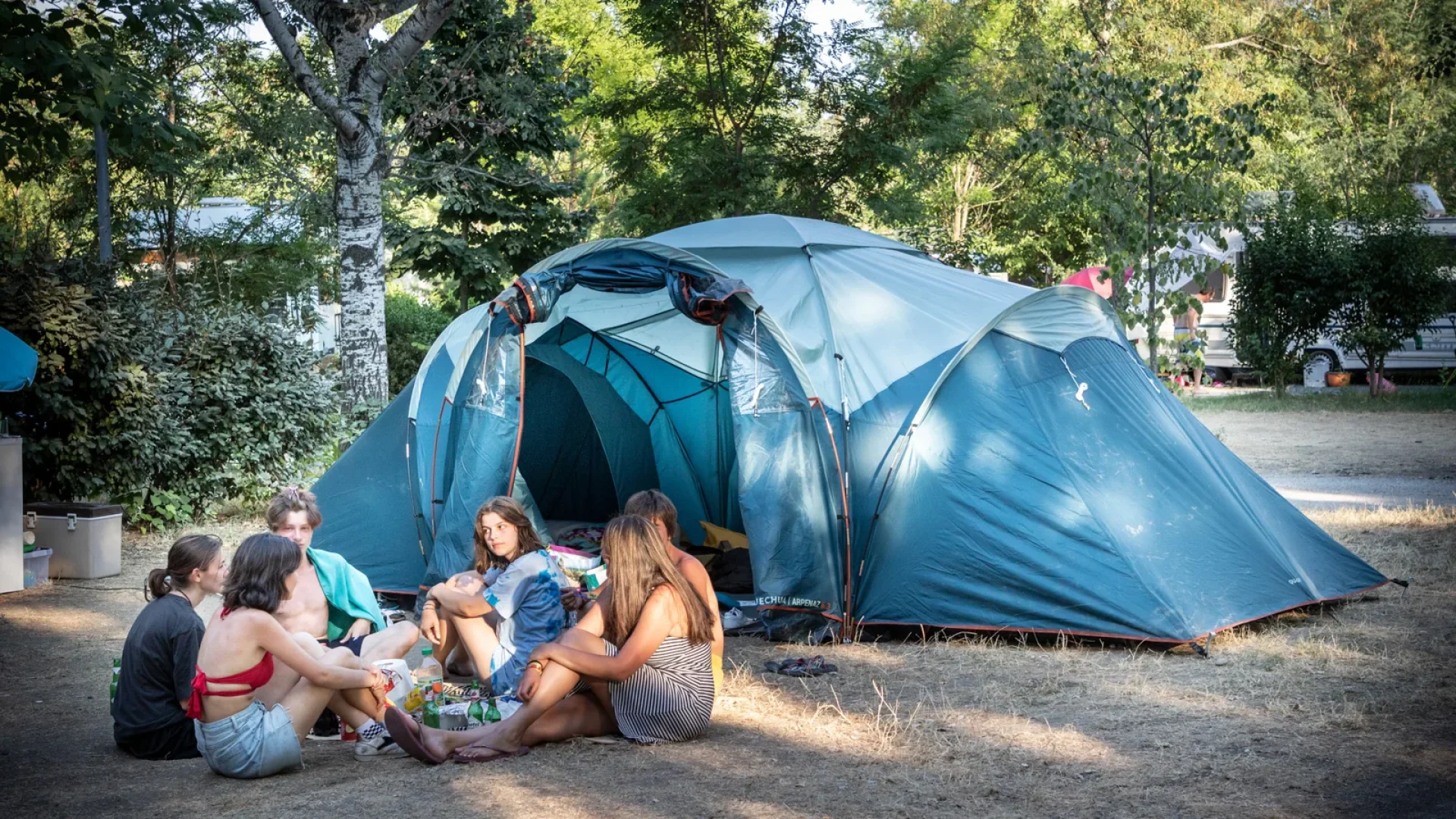 Groupe d'amis devant leur tente , au camping Huttopia "Le moulin"