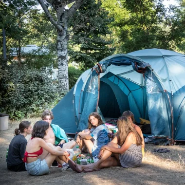 Groupe d'amis devant leur tente , au camping Huttopia 