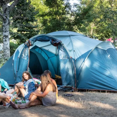 Groupe d'amis devant leur tente , au camping Huttopia 