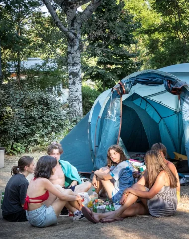 Groupe d'amis devant leur tente , au camping Huttopia 