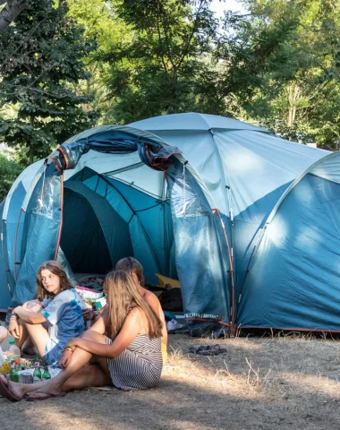 Groupe d'amis devant leur tente , au camping Huttopia 