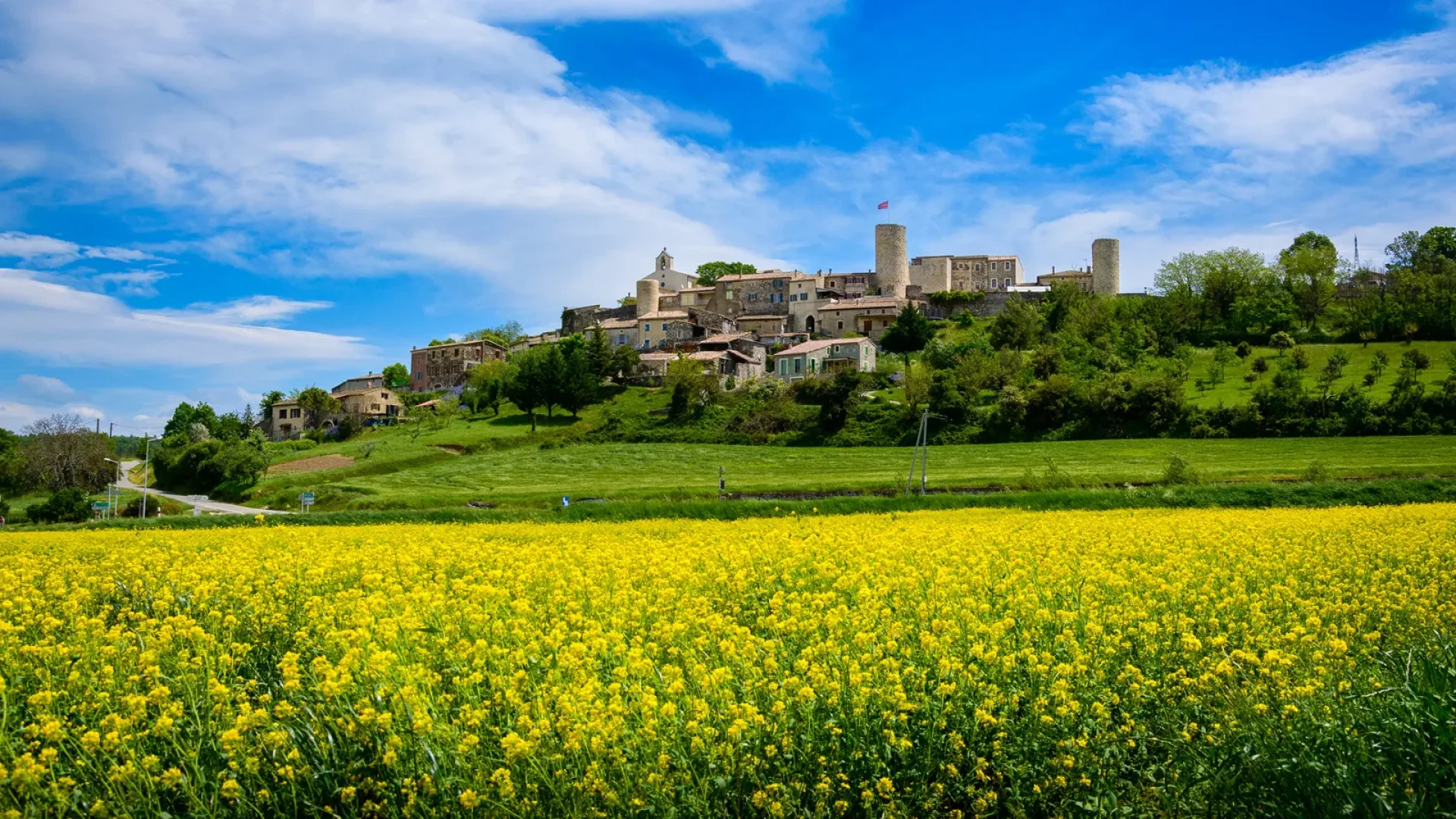 village de caractère de Saint-Vincent-de-Barrès au printemps