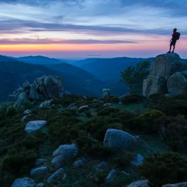 Homme observant le coucher de soleil sur les montagnes de Montselgues
