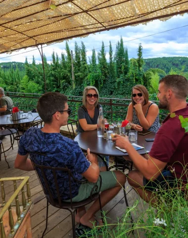 Groupe d'amis sur la terrasse du Bistrot de Pays de la Cueille, au printemps