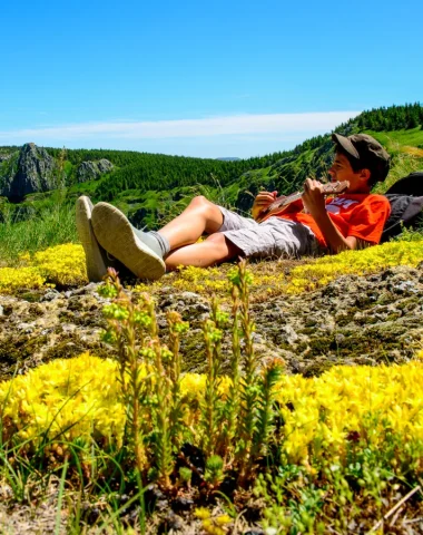 Enfant jouant de la musique dans les boutières, au printemps
