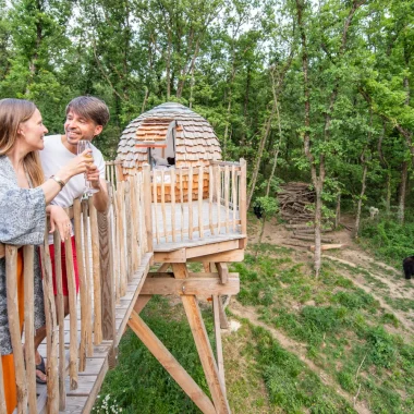 Couple trinquant dans un hébergement insolite : les 
