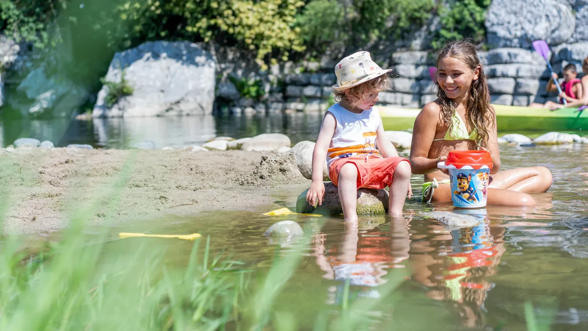 Enfants en été, en bord de rivière, au village de vacances "Lou Capitelle"