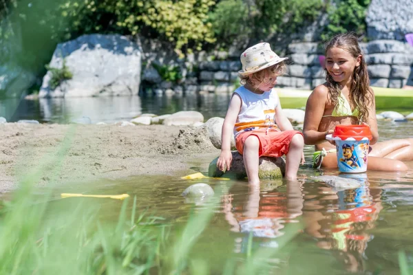 Enfants en été, en bord de rivière, au village de vacances 