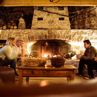 Groupe d'amis au bord de la cheminée, en hiver.
