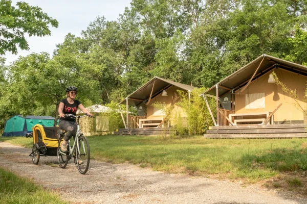 Femme circulant en vélo dans un camping labellisé 