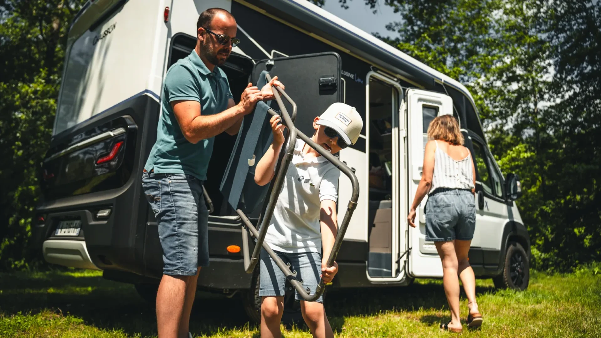 Famille s'installant sur une aire de camping-car