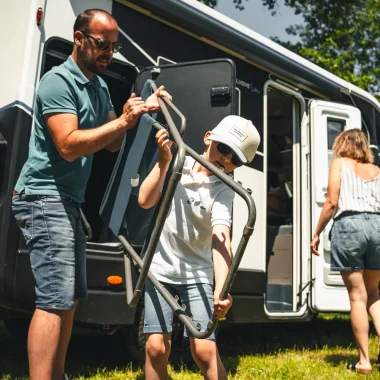 Famille s'installant sur une aire de camping-car