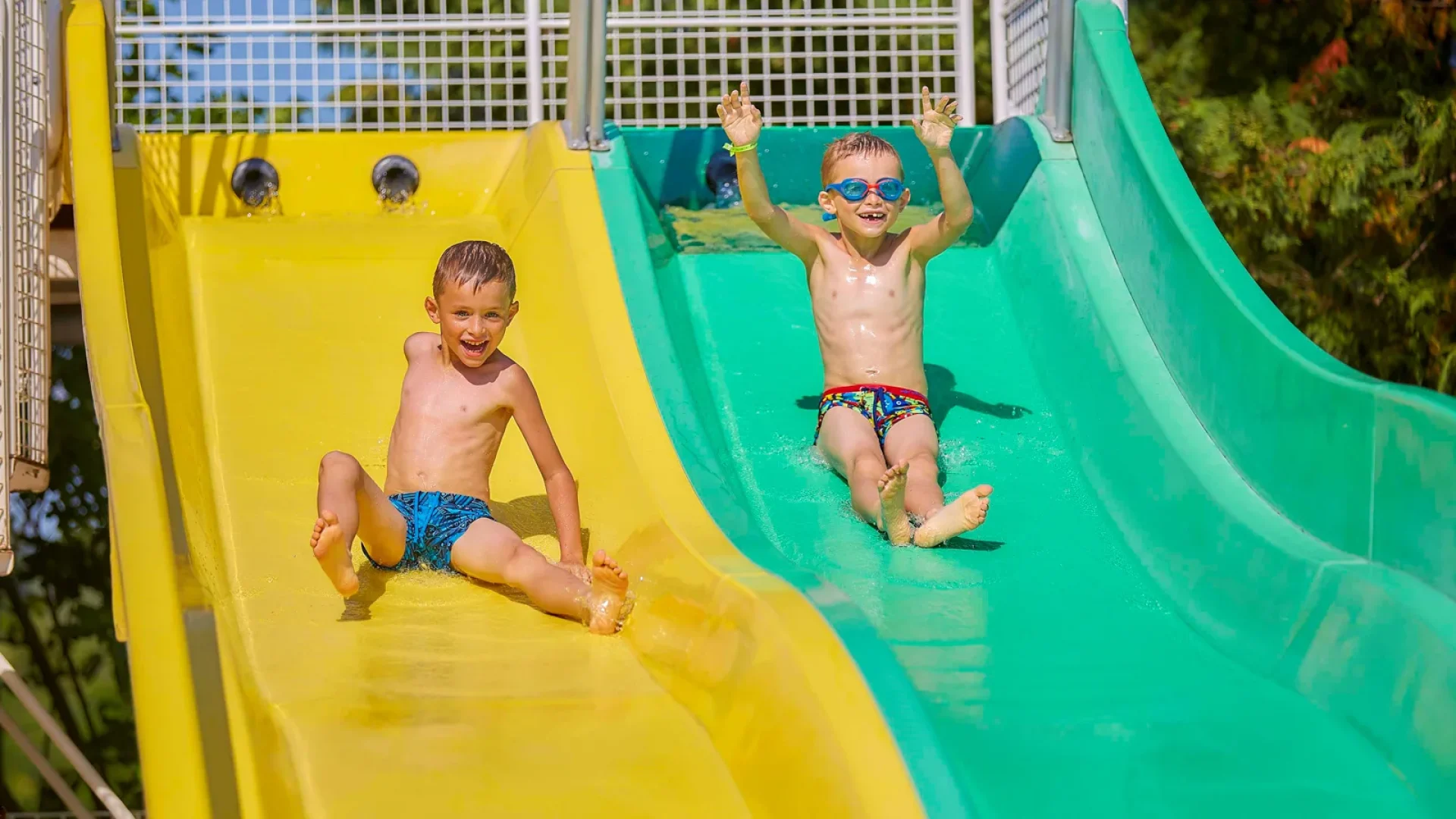 Enfants sur un toboggan aquatique au "Domaine du Cros d'Auzon"