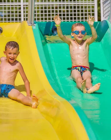 Enfants sur un toboggan aquatique au 