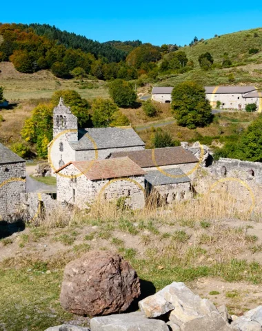Femme photographiant les cercles d'or de Felice Varini, une œuvre de la Ligne de Partage des eaux, à l'Abbaye de Mazan, en automne