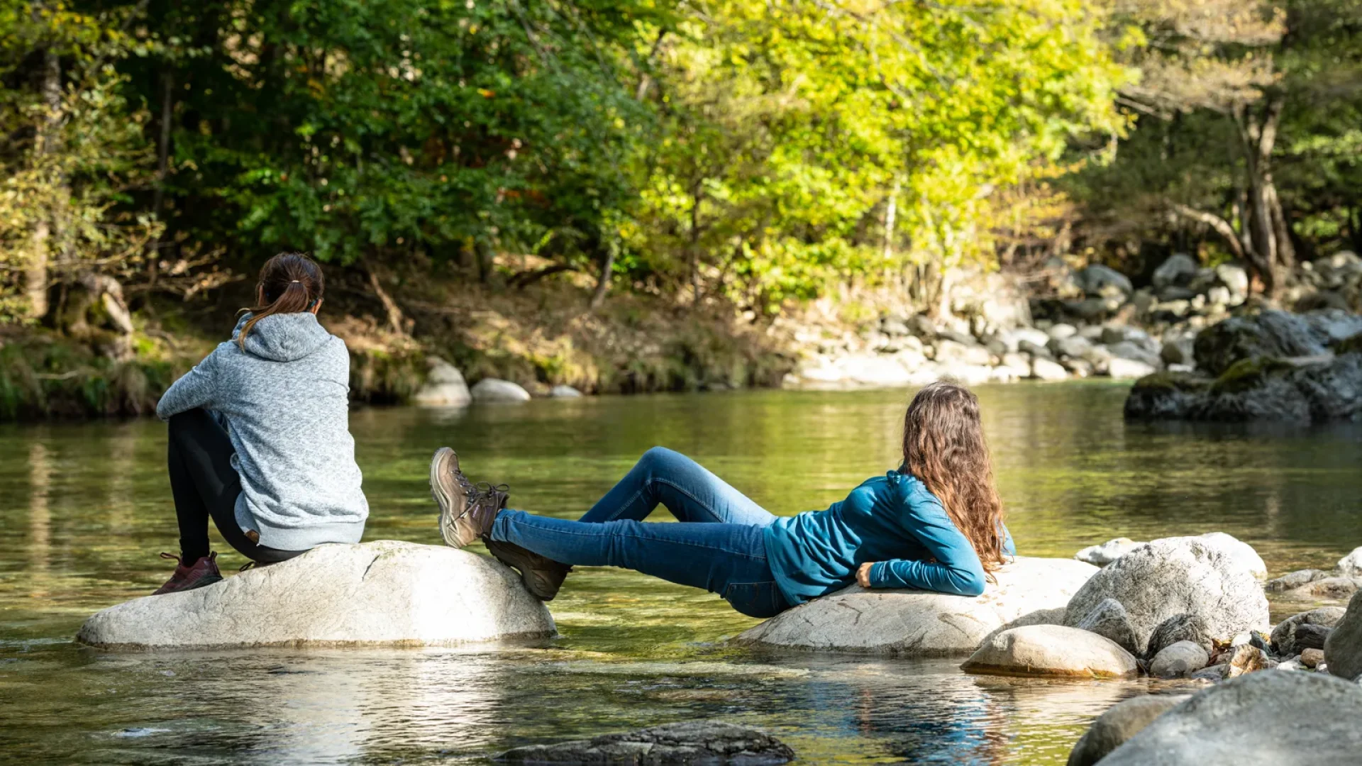 Deux femmes se détendant au bord de la rivière en automne